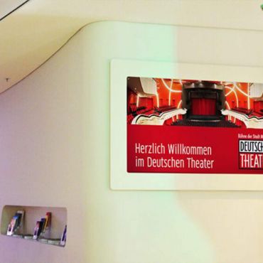 Die Begrüßung der Gäste im Kulturbetrieb Deutsches Theater München erfolgt dank der Digital Signage-Installationen seit 2013