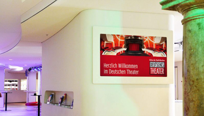 Die Begrüßung der Gäste im Kulturbetrieb Deutsches Theater München erfolgt dank der Digital Signage-Installationen seit 2013