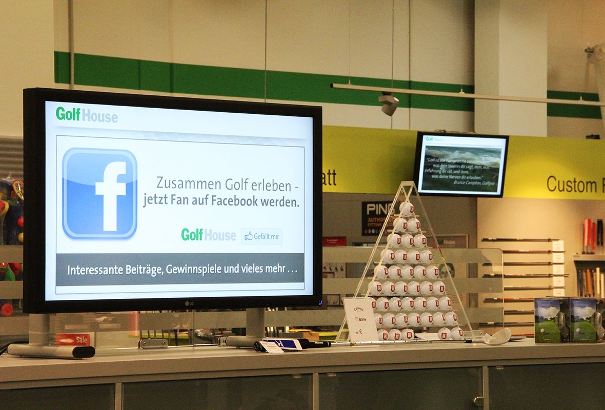 Ein Bild zeigt ein Werbedisplay von Golf House am Point of Sale