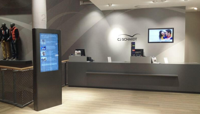 Werbedisplays am PoS und Wegeleitsystem in den drei -Kaufhäuser von CJ Schmidt