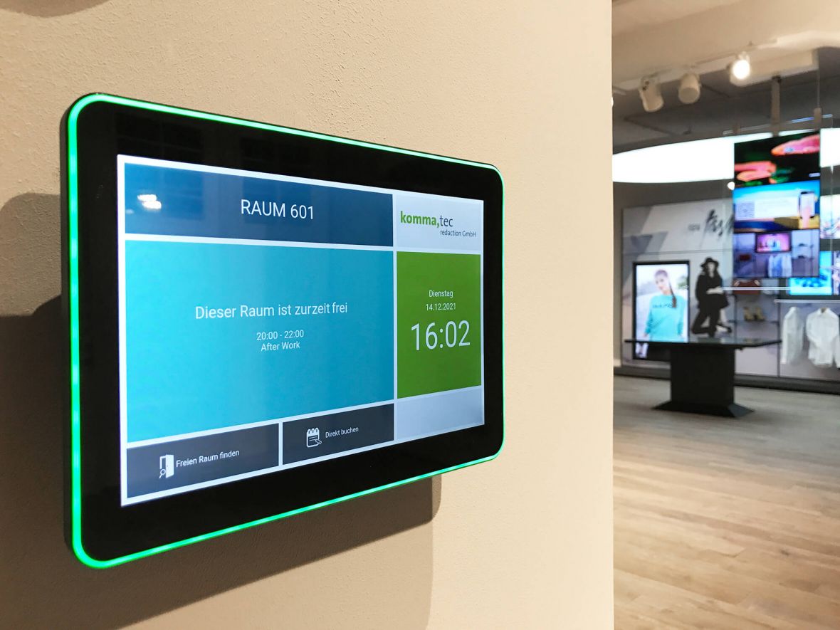 Dieses digitale Türschild zeigt einen freien Raum an