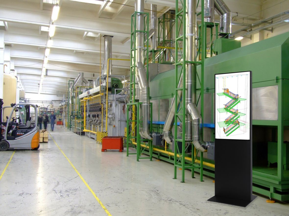 Elektronische Stele mit Wegeleitsystem in Fabrikhalle