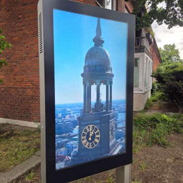 Infobildschirm der komma,tec red an der St. Michaelis Kirche Hamburg