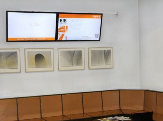 Infodisplays der komma,tec redaction in der Hochschule