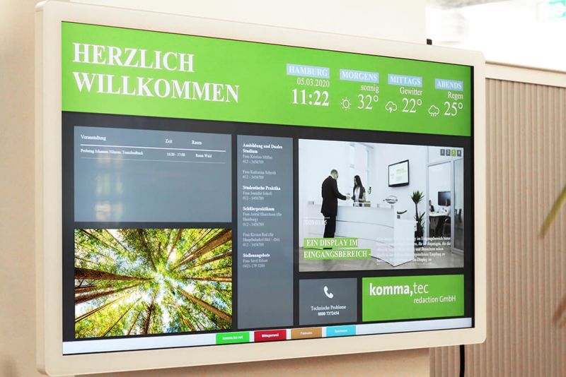 Ein digitales schwarzes Brett mit der Anzeige von Wetter, Datum und interessanten News.