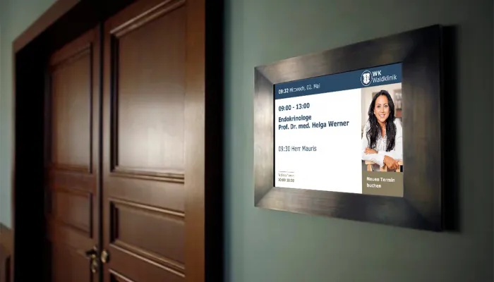 Digitale Infoboards im Wartebereich versorgen Patienten und Besucher mit wichtigen News und verkürzen die Wartezeit.