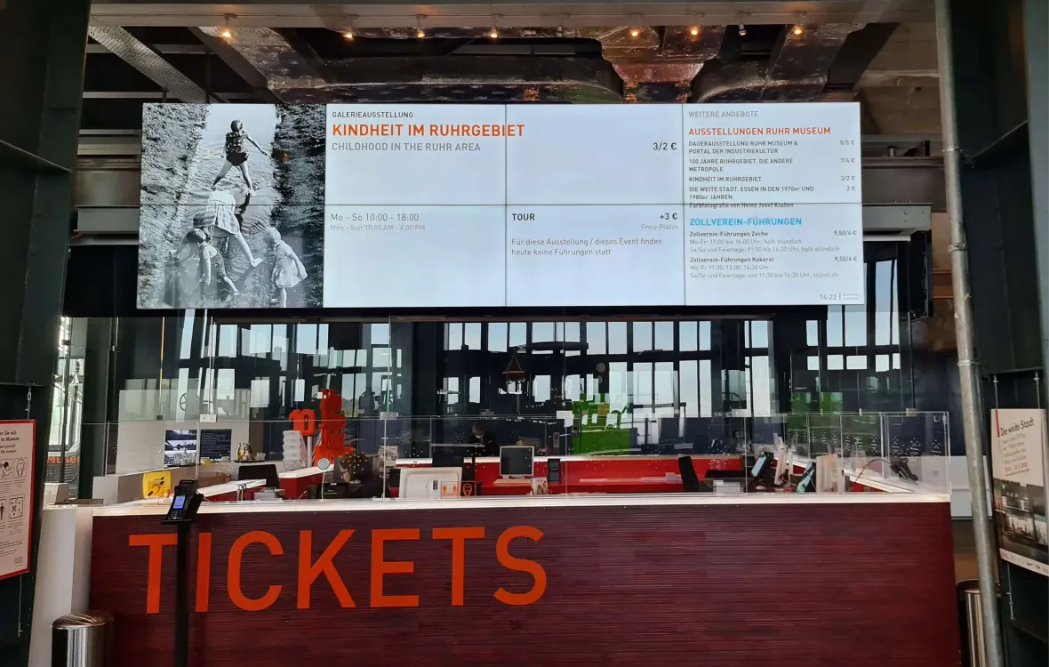 Digitales schwarzes Brett in der Besucherzentrum Ruhr Museum Zeche Zollverein