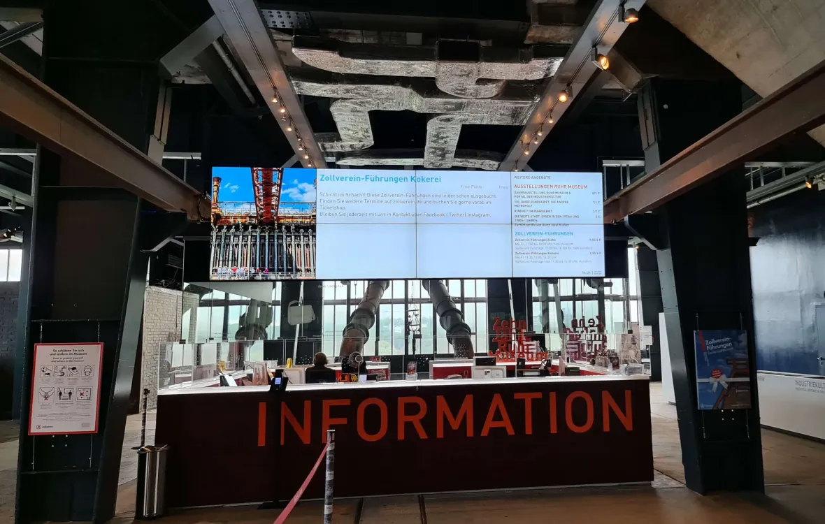Digitales schwarzes Brett in der Besucherzentrum Ruhr Museum Zeche Zollverein