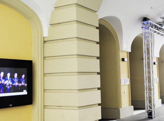 Digital Signage Outdoor Lösung beim Deutschen Theater München