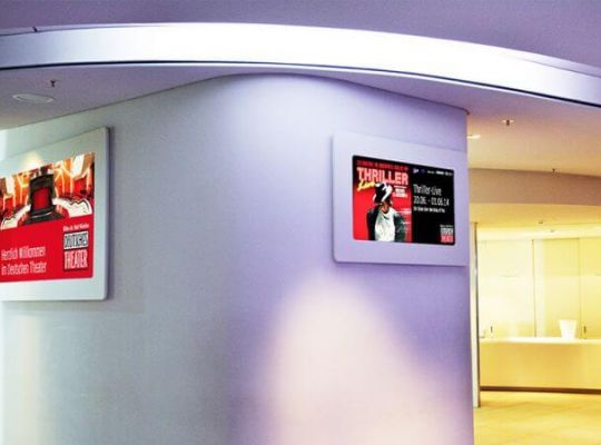 Digitale Beschilderung wie das Infoboard und Empfangsdisplays im Deutschen Theater München
