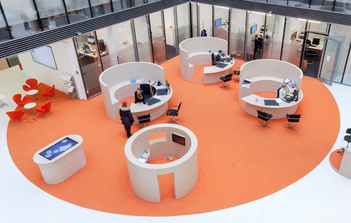 Empfangsbereich der Volksbank Krefeld mit Digital Signage Lösungen