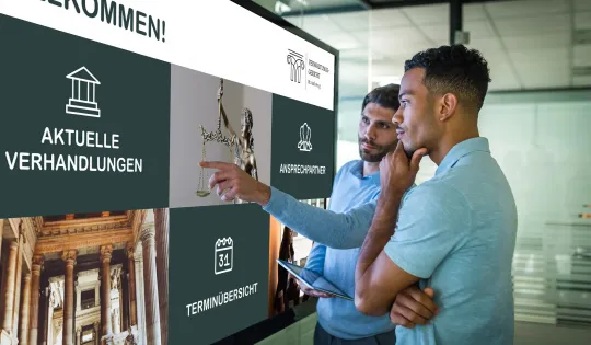 Digitales Infoboard im Eingangsbereich