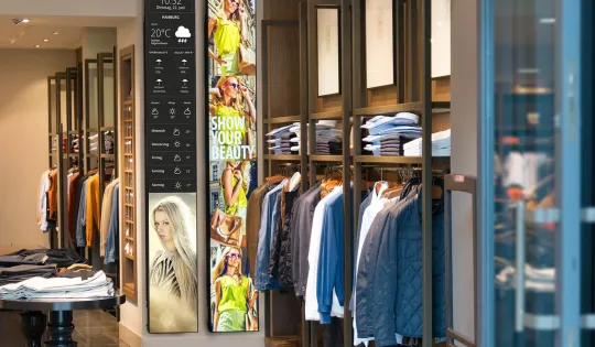Digital Signage Stretch-Display am Point of Sale in einem Bekleidungsgeschäft