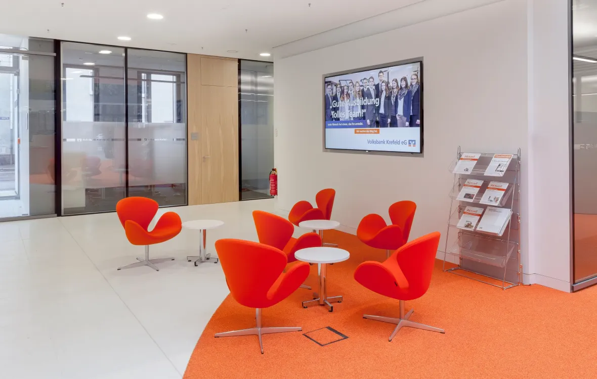 Digitales Infoboard im Lobby-Bereich der Volksbank Krefeld