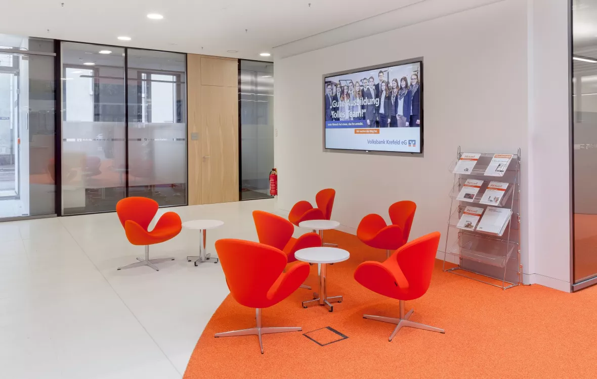 Digitales Infoboard im Lobby-Bereich der Volksbank Krefeld