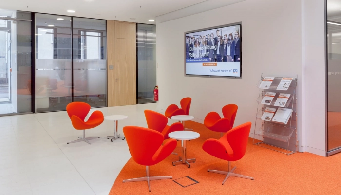 Digitales Infoboard im Lobby-Bereich der Volksbank Krefeld