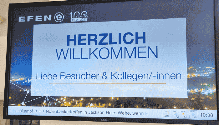 EFEN Begrüßungsmonitor zeigt Willkommensnachricht für Besucher im Empfangsbereich.