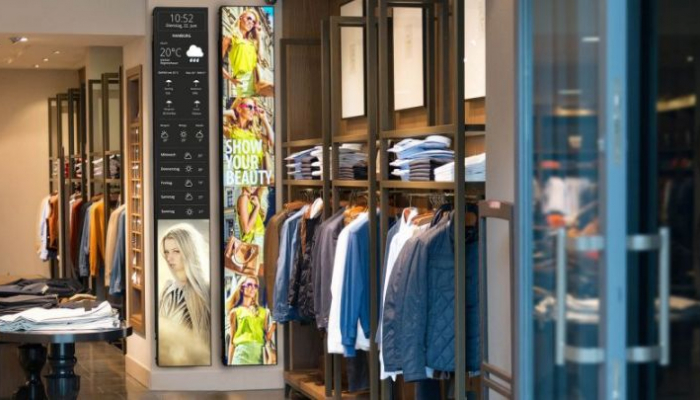 Stretch Display mit Werbung in einem Mode-Shop