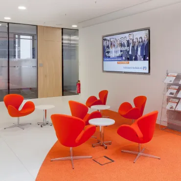Digitales Infoboard im Lobby-Bereich der Volksbank Krefeld
