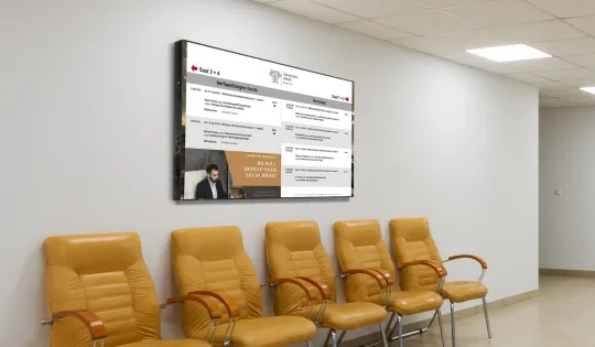 Eine Empfangsmonitor begrüßt und informiert Besucher in einer Behörde
