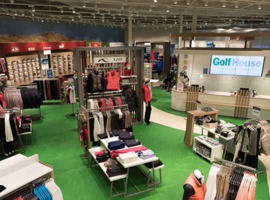 Werbedisplays am Point of Sale im Geschäft vom Golf House