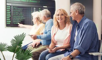 Wartebereich mit Digital Signage Lösung in einer gesetzlichen Krankenversicherung