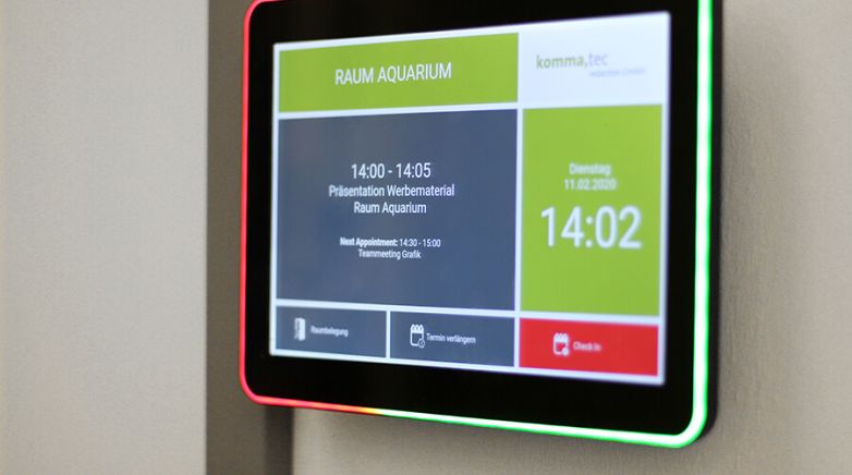 Digitale Türschilder beim Digital Signage Innovation Center der Komma,tec redaction