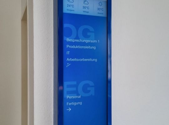 Digitaler Wegweiser bei EFEN zeigt Raumnamen und Stockwerke zur besseren Orientierung an.