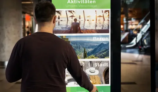 Ein Digital Signage Touchdisplay schlägt Aktivitäten vor