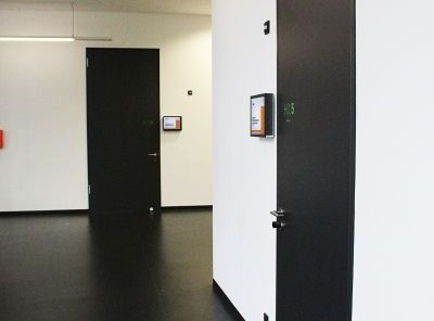 Digitale Türschilder in der Hochschule FHWS