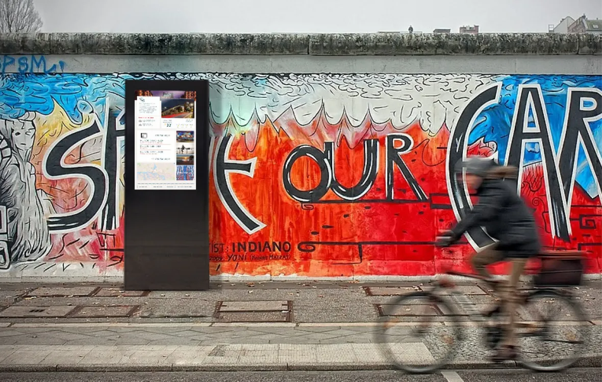 Eine Digital Signage-Stele mit Touchfunktion zeigt Informationen und Termine