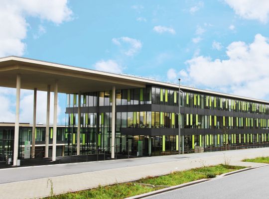 Die Hochschule FHWS setzt für eine bessere Orientierung im Haus auf diverse Digital Signage Lösungen.