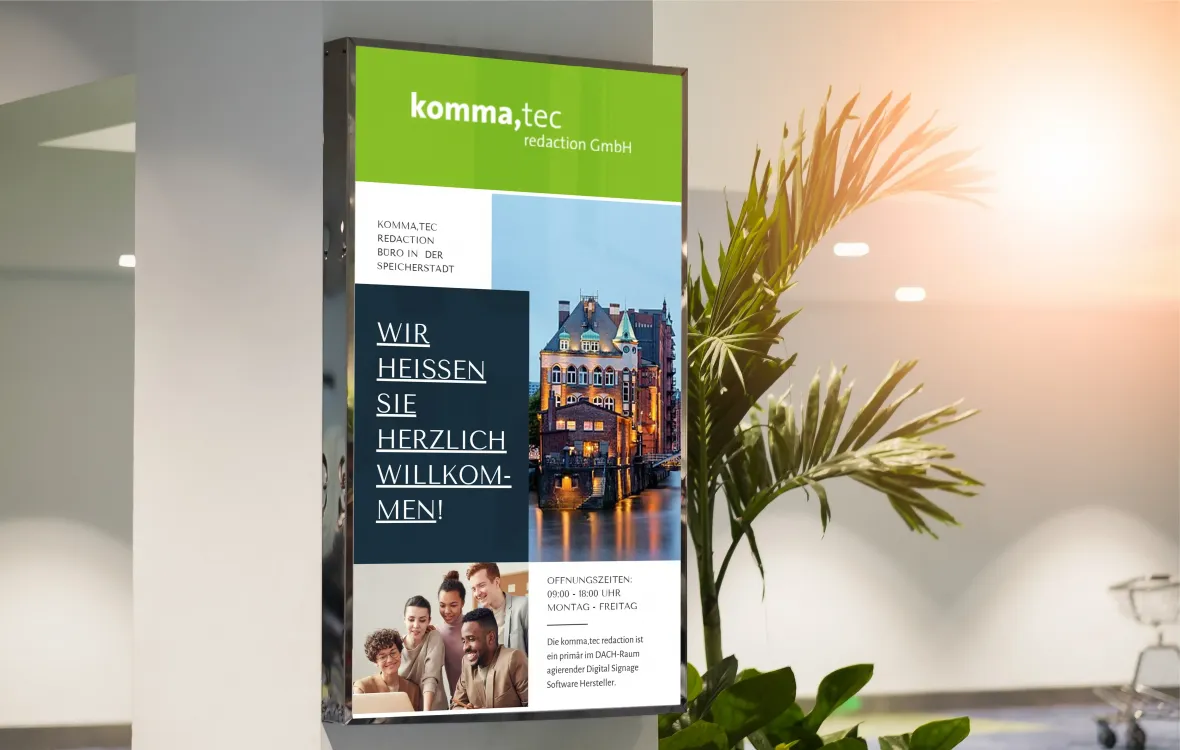 Digitales Display der komma,tec redaction GmbH zeigt eine Begrüßungsnachricht, ein Bild der Speicherstadt und Informationen zu den Öffnungszeiten.