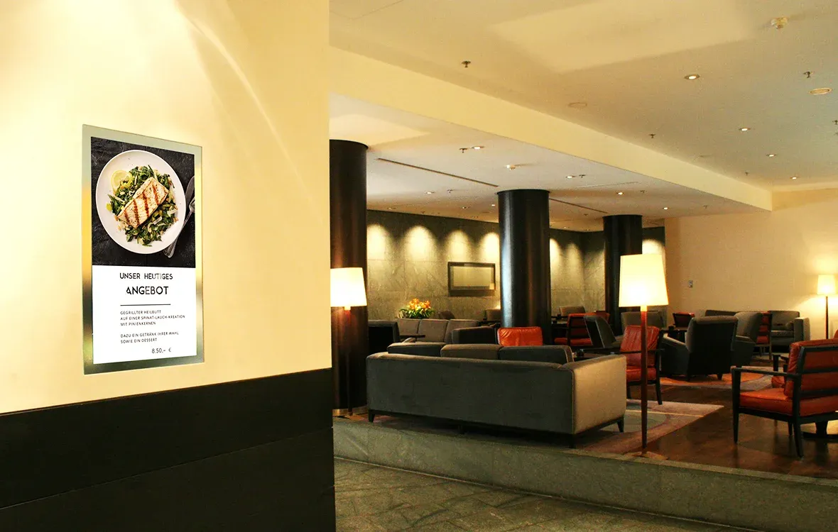 Digitale Menüboards in einem eleganten Lounge-Bereich