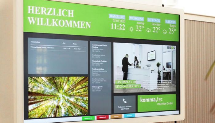 Ein digitales schwarzes Brett mit der Anzeige von Wetter, Datum und interessanten News.