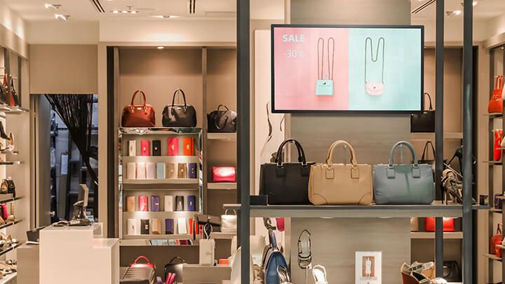 Nutzen Sie Werbedisplays in Ihrem Geschäft, um Produkte zu bewerben