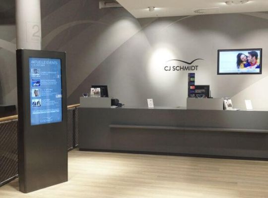 Werbedisplays der komma,tec redaction im Einzelhandel
