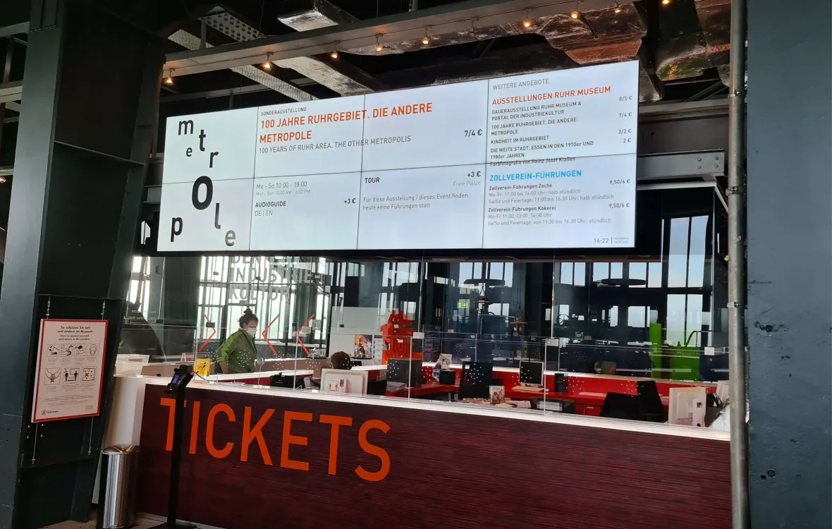 Digitales schwarzes Brett in der Besucherzentrum Ruhr Museum Zeche Zollverein