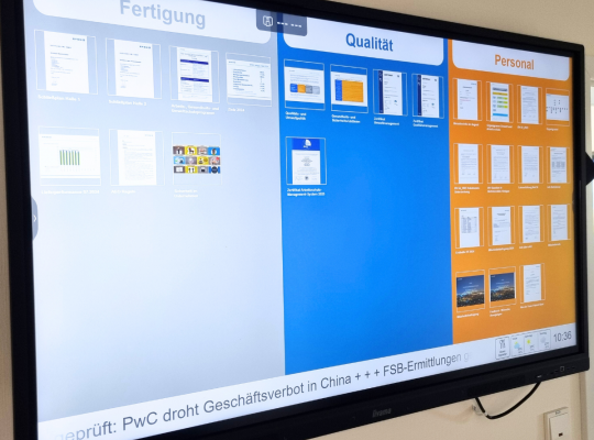 Digitales Schwarzes Brett zeigt Abteilungsinformationen und betriebliche Mitteilungen bei EFEN.