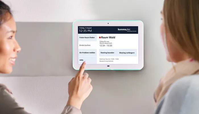 Digitales Türschild für flexible Raumbeschriftung der komma,tec redaction GmbH