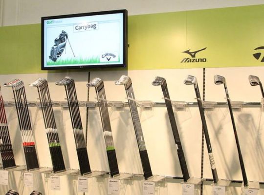 Elektronisches Werbedisplay im Produktbereich vom Golf House