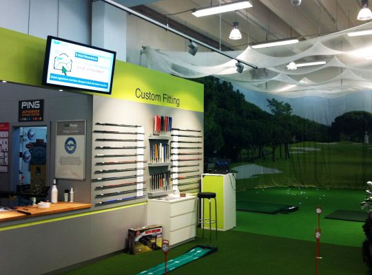 Empfangsmonitore von Digital Signage Anbietern der Komma,tec redaction für Golf House
