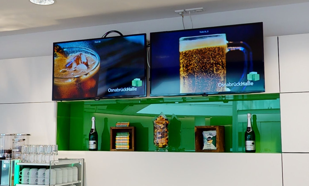 Digital Signage Werbedisplay am Café