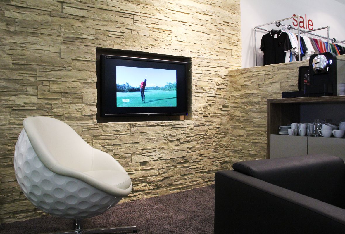 Werbedisplays am Point of Sale im Wartebereich des Golf House