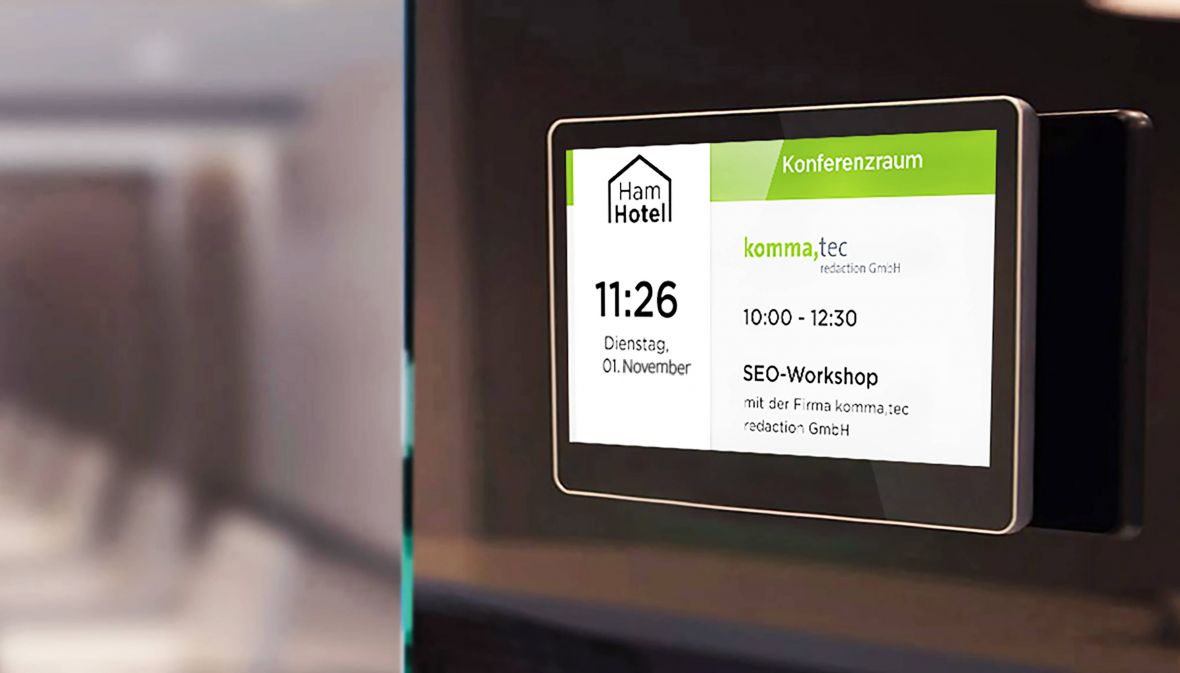 Digitales Türschild vor einem Konferenzraum