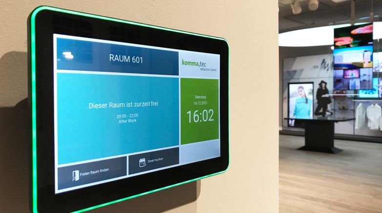 Ein digitales Türschild im Digital Signage Innovation Center