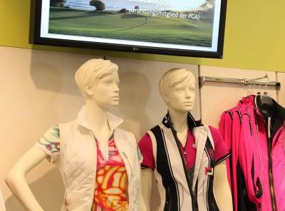 Werbedisplay PoS vom Digital Signage Anbieter Komma,tec redaction für Golf House
