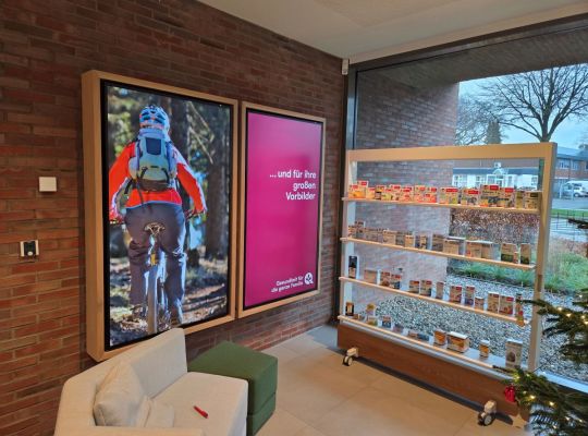 Digitaler Werbemonitor im Empfangsbereich