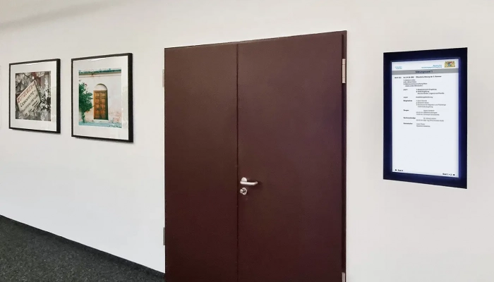 digitales Infoboard vor Gerichtssaal