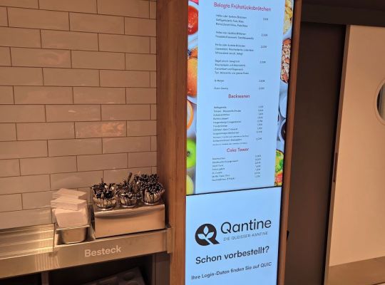 Digitales Menüboard im firmeneigenen Restaurant